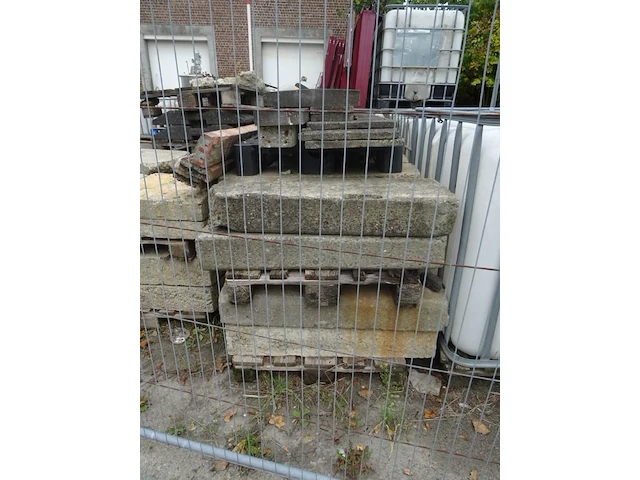 Partij diverse stenen/ betonblokken - afbeelding 4 van  4