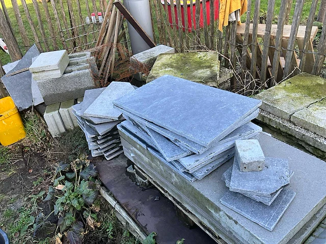 Partij diverse stenen, tegels, boordstenen - afbeelding 4 van  12