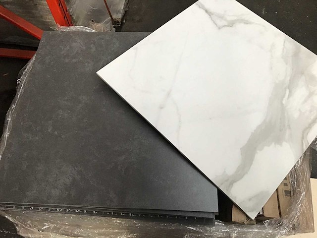 Partij diverse tegels en natuursteen 1 palet - afbeelding 1 van  4