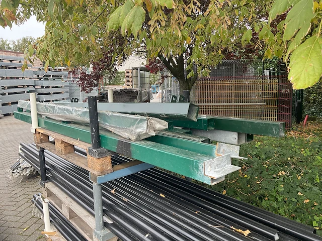 Partij diverse tuinpalen - afbeelding 1 van  6