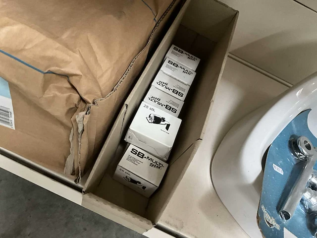 Partij diverse verlichting, elektra en sanitair - afbeelding 29 van  44