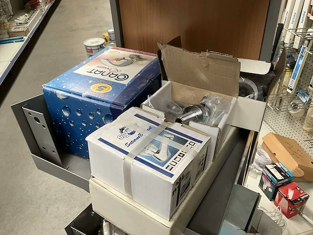 Partij diverse verlichting, elektra en sanitair - afbeelding 38 van  44