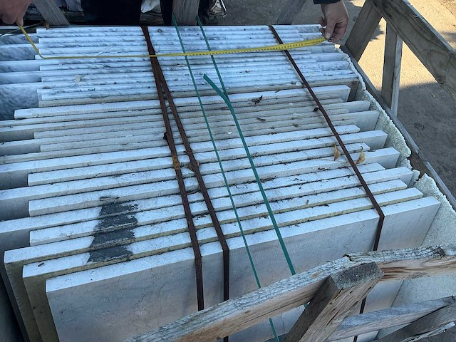 Partij diverse witte natuursteen tegels 1 kist - afbeelding 1 van  4