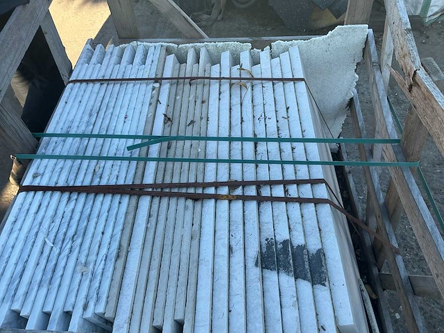 Partij diverse witte natuursteen tegels 1 kist - afbeelding 2 van  4