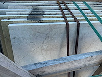 Partij diverse witte natuursteen tegels 1 kist - afbeelding 3 van  4