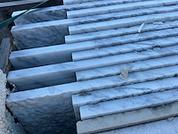 Partij diverse witte natuursteen tegels 1 kist - afbeelding 4 van  4