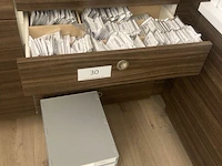 Partij diversen waaronder brilglazen en schroef/klikpads - afbeelding 1 van  8