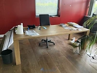 Partij diversen waaronder bureau en metalen kast - afbeelding 3 van  6