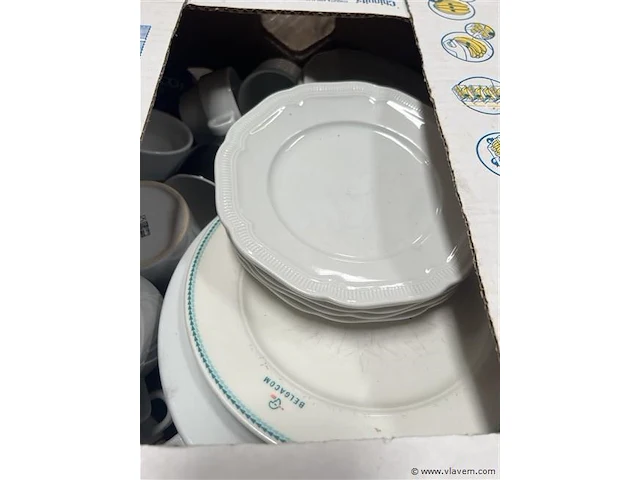 Partij diversen, wo. borden, tassen enz. - afbeelding 1 van  5