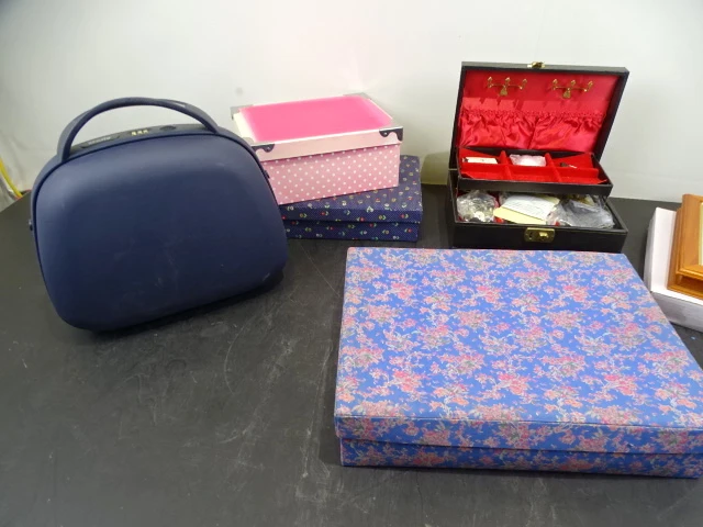 Partij dozen en beauty case - afbeelding 3 van  4
