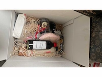 Partij dozen met eindejaarsversiering, alcoholische dranken, voedingproducten etc. - afbeelding 1 van  3