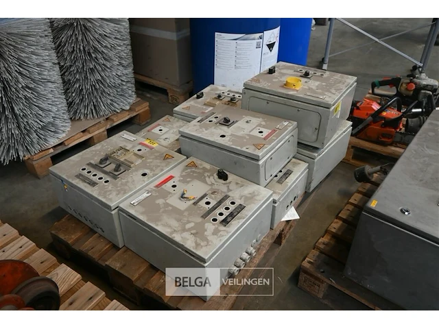 Partij elektriciteitskasten - afbeelding 1 van  5