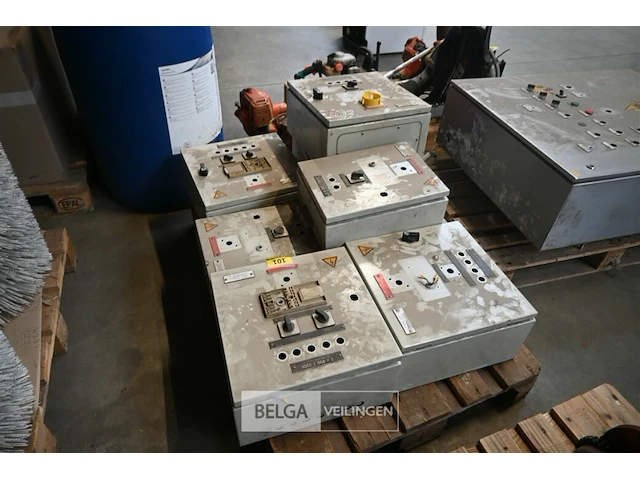 Partij elektriciteitskasten - afbeelding 4 van  5