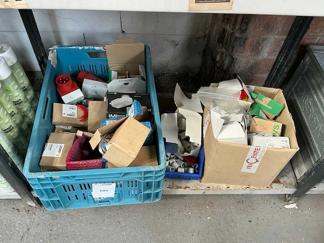 Partij elektrisch onderdelen - afbeelding 1 van  4