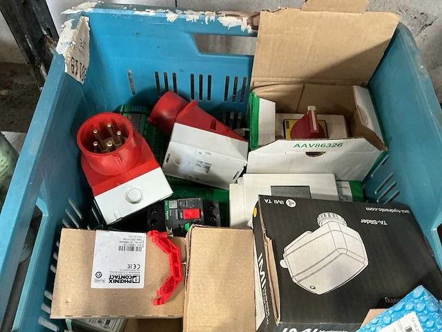 Partij elektrisch onderdelen - afbeelding 2 van  4