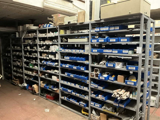 Partij elektrische onderdelen - afbeelding 1 van  20