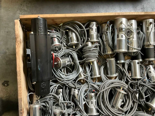 Partij elektromotoren en pneumatische onderdelen - afbeelding 3 van  18
