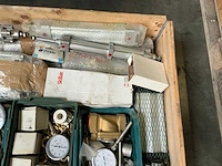 Partij elektromotoren en pneumatische onderdelen - afbeelding 6 van  18