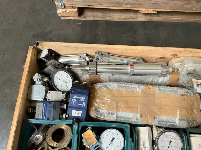 Partij elektromotoren en pneumatische onderdelen - afbeelding 7 van  18