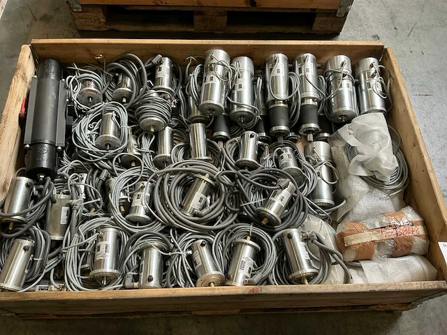Partij elektromotoren en pneumatische onderdelen - afbeelding 12 van  18