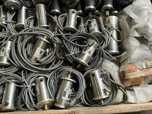 Partij elektromotoren en pneumatische onderdelen - afbeelding 13 van  18