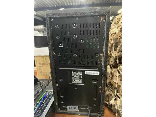 Partij elektronica - beamer, box lg en scherm - afbeelding 4 van  7