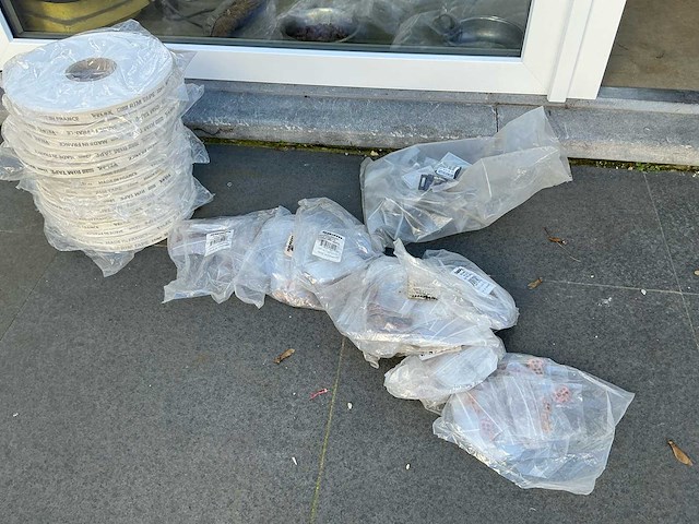 Partij fiets accessoires (velglinten, remblokjes, framebeugels) - afbeelding 1 van  5