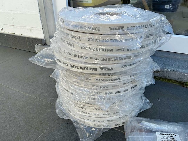 Partij fiets accessoires (velglinten, remblokjes, framebeugels) - afbeelding 2 van  5