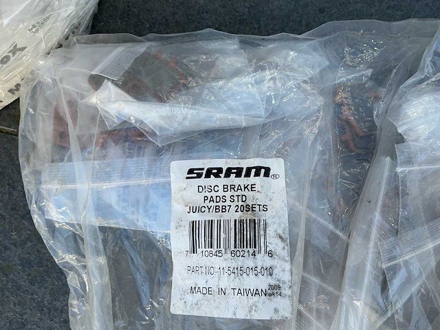 Partij fiets accessoires (velglinten, remblokjes, framebeugels) - afbeelding 3 van  5