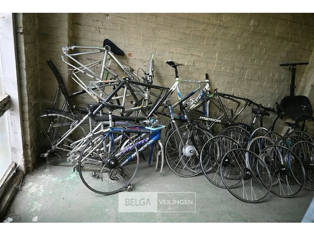 Partij fietskaders en fietswielen - afbeelding 1 van  9