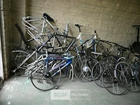 Partij fietskaders en fietswielen - afbeelding 1 van  9