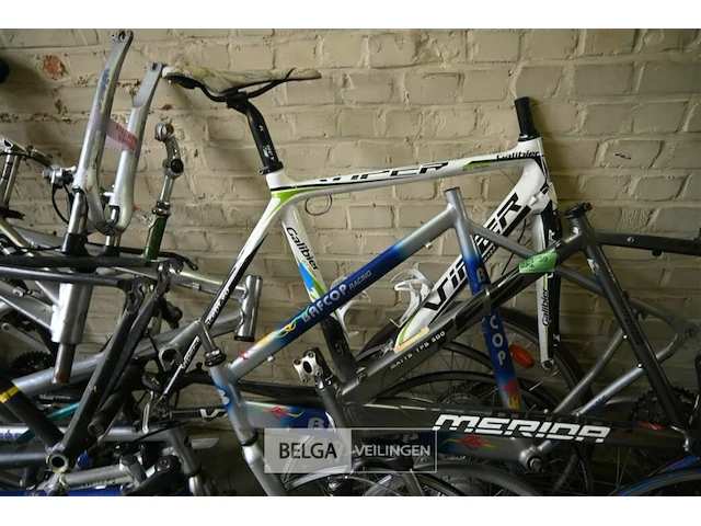 Partij fietskaders en fietswielen - afbeelding 3 van  9