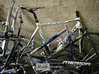 Partij fietskaders en fietswielen - afbeelding 3 van  9
