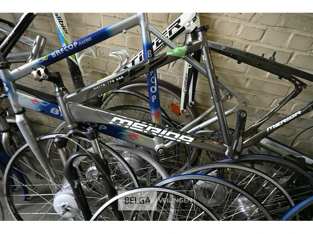 Partij fietskaders en fietswielen - afbeelding 4 van  9