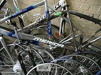 Partij fietskaders en fietswielen - afbeelding 4 van  9