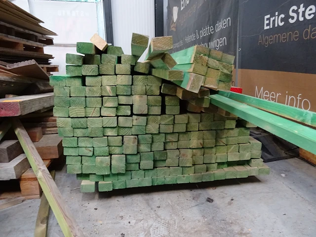 Partij gedrenkte houten latten - afbeelding 3 van  4
