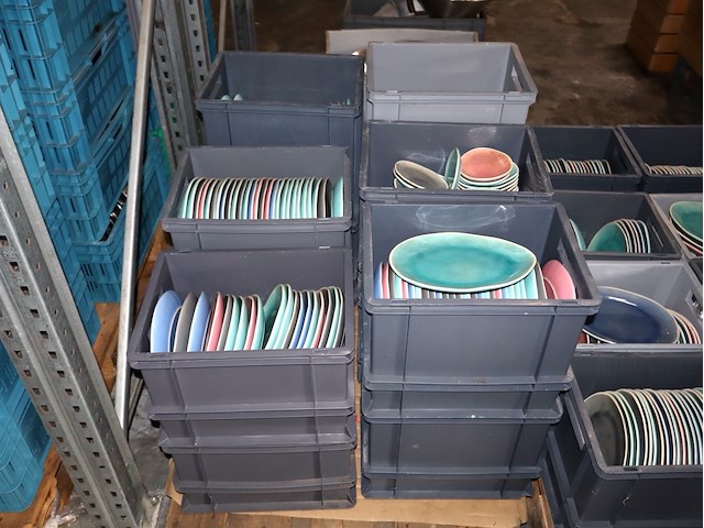 Partij gekleurde borden - afbeelding 1 van  4