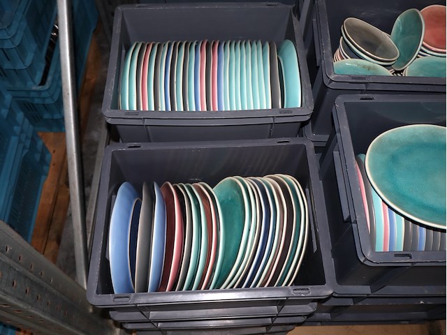 Partij gekleurde borden - afbeelding 2 van  4