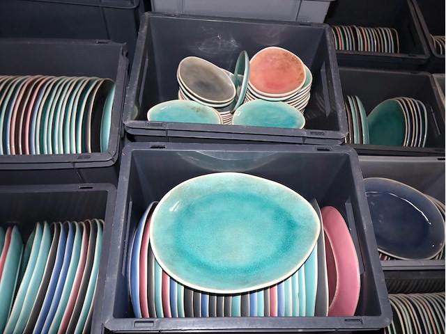 Partij gekleurde borden - afbeelding 3 van  4