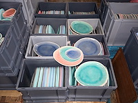 Partij gekleurde borden - afbeelding 1 van  5