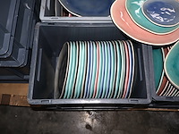 Partij gekleurde borden - afbeelding 2 van  5