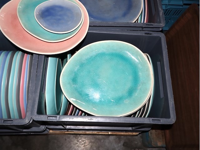 Partij gekleurde borden - afbeelding 3 van  5