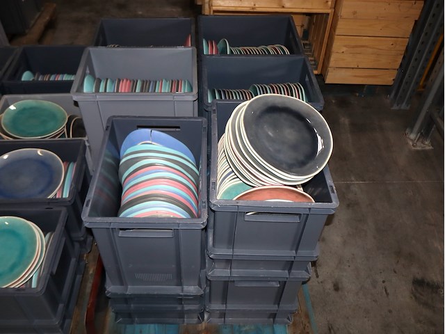 Partij gekleurde borden - afbeelding 1 van  4