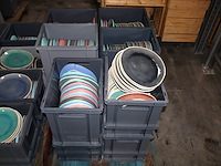 Partij gekleurde borden - afbeelding 1 van  4