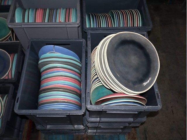 Partij gekleurde borden - afbeelding 2 van  4