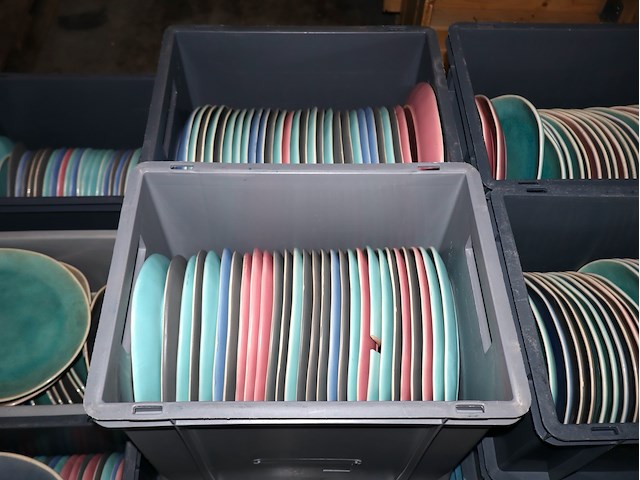 Partij gekleurde borden - afbeelding 3 van  4