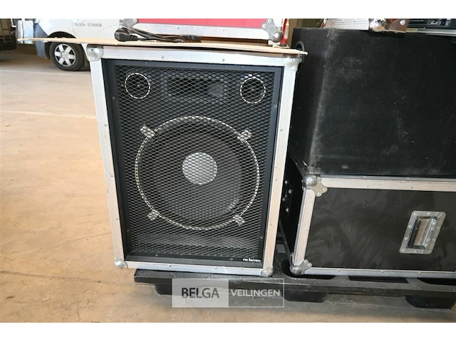 Partij geluid met o.a. mengtafel en speakers - afbeelding 2 van  11