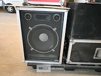 Partij geluid met o.a. mengtafel en speakers - afbeelding 2 van  11