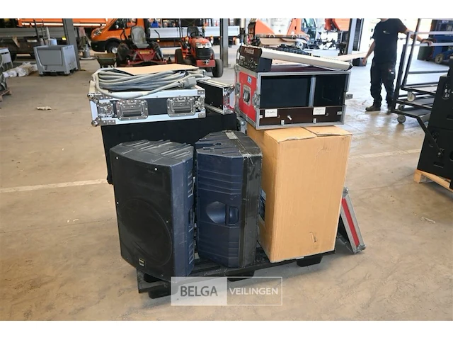 Partij geluid met o.a. mengtafel en speakers - afbeelding 1 van  11