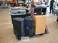 Partij geluid met o.a. mengtafel en speakers - afbeelding 1 van  11